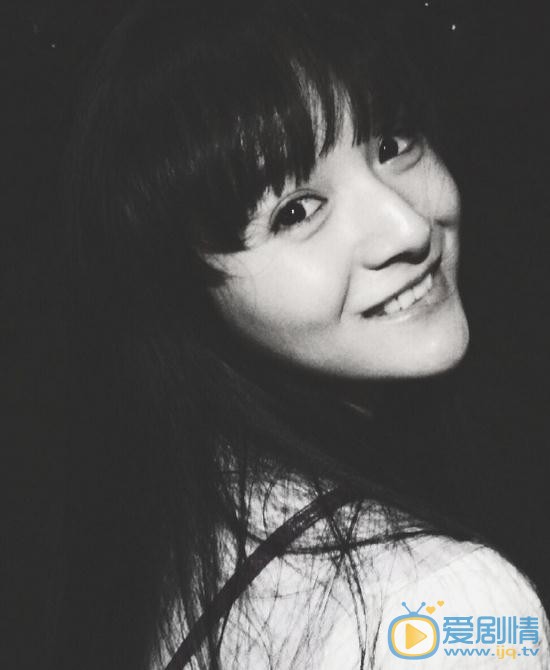 李依伊黑白写真 李依伊高清写真_李依伊高清剧照