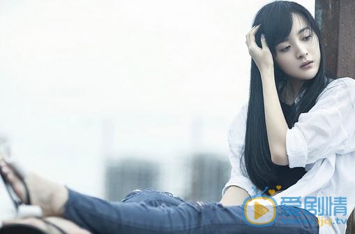 李依伊白色衬衣写真 李依伊高清写真_李依伊高清剧照