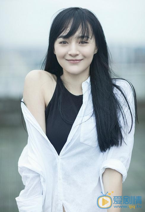 李依伊白色衬衣写真 李依伊高清写真_李依伊高清剧照