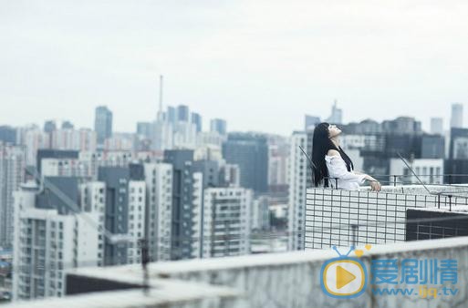 李依伊白色衬衣写真 李依伊高清写真_李依伊高清剧照