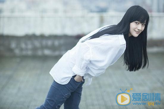 李依伊白色衬衣写真 李依伊高清写真_李依伊高清剧照