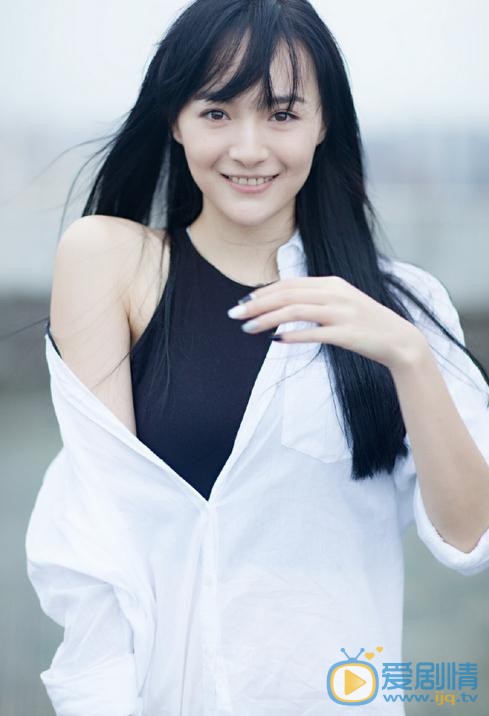 李依伊白色衬衣写真 李依伊高清写真_李依伊高清剧照