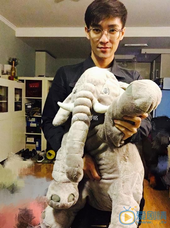 秦亦铭生活照 秦亦铭高清写真_秦亦铭高清剧照