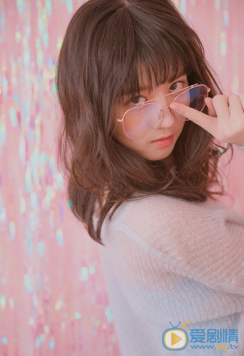 李凯馨粉色系写真