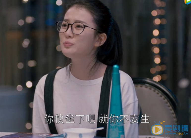  欢乐颂2第20集小包总请五美吃饭喝的是什么酒？黑色红色高瓶酒是什么牌子？多少钱？