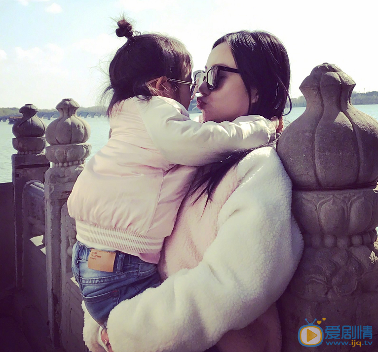 李小璐卖萌照 李小璐高清写真_李小璐高清剧照