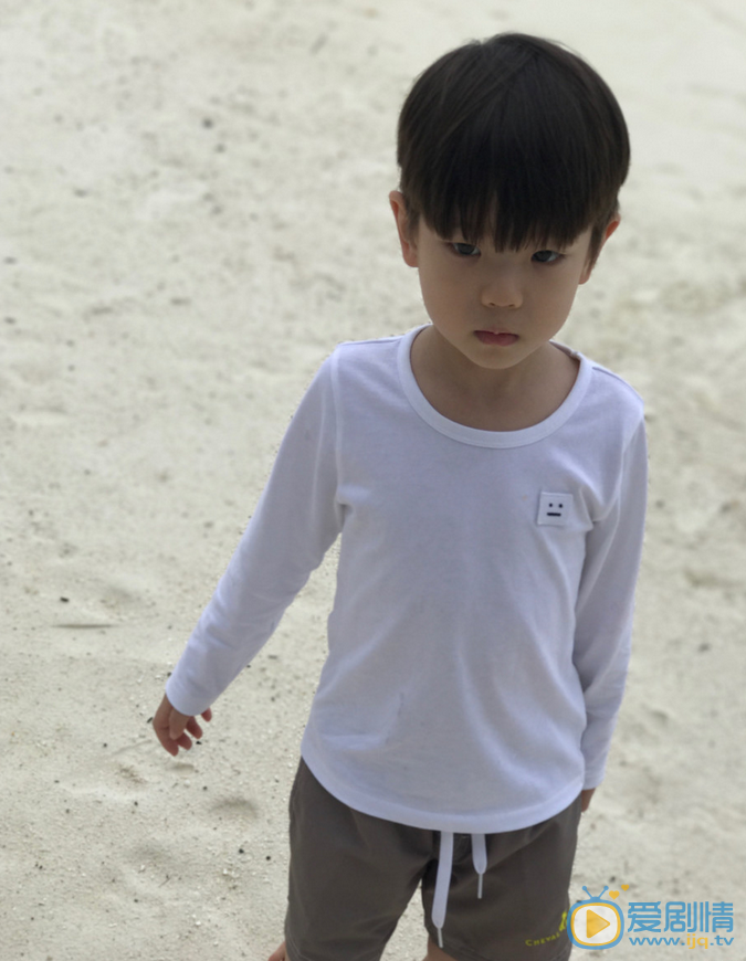 霍思燕霍思燕儿子嗯哼呆萌照 霍思燕高清写真_霍思燕高清剧照