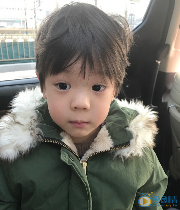 霍思燕霍思燕儿子嗯哼呆萌照 霍思燕高清写真_霍思燕高清剧照