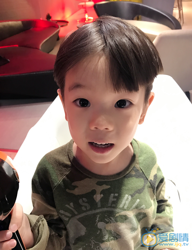 霍思燕霍思燕儿子嗯哼呆萌照 霍思燕高清写真_霍思燕高清剧照