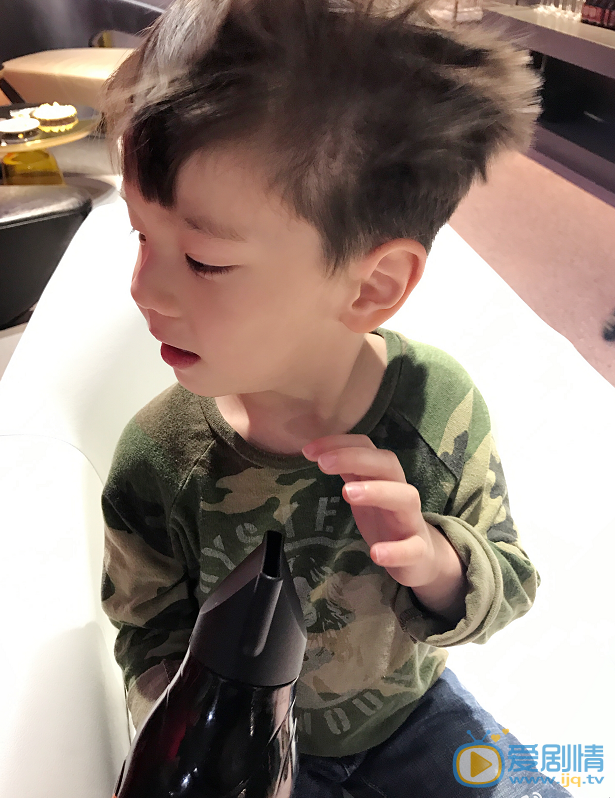 霍思燕霍思燕儿子嗯哼呆萌照 霍思燕高清写真_霍思燕高清剧照