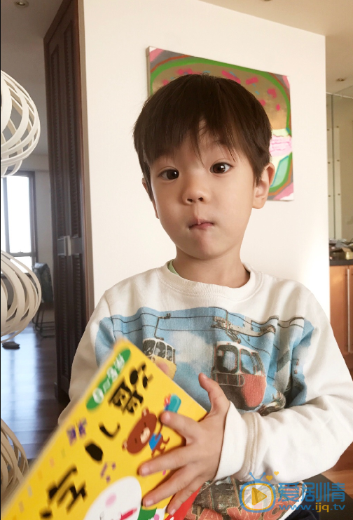 霍思燕霍思燕儿子嗯哼呆萌照 霍思燕高清写真_霍思燕高清剧照