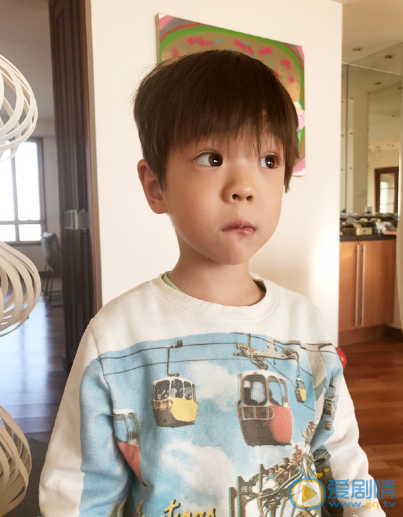 霍思燕霍思燕儿子嗯哼呆萌照 霍思燕高清写真_霍思燕高清剧照