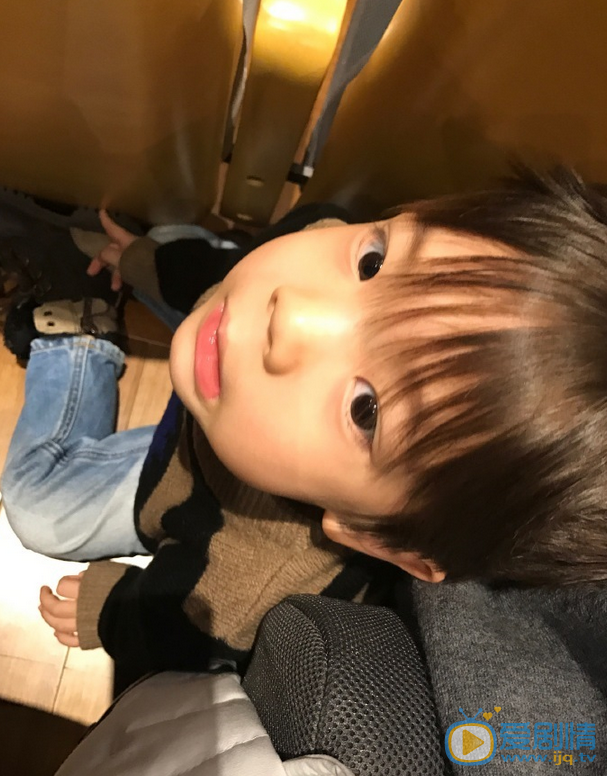 霍思燕霍思燕儿子嗯哼呆萌照 霍思燕高清写真_霍思燕高清剧照
