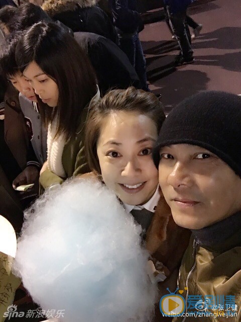 张茜张卫健恩爱照