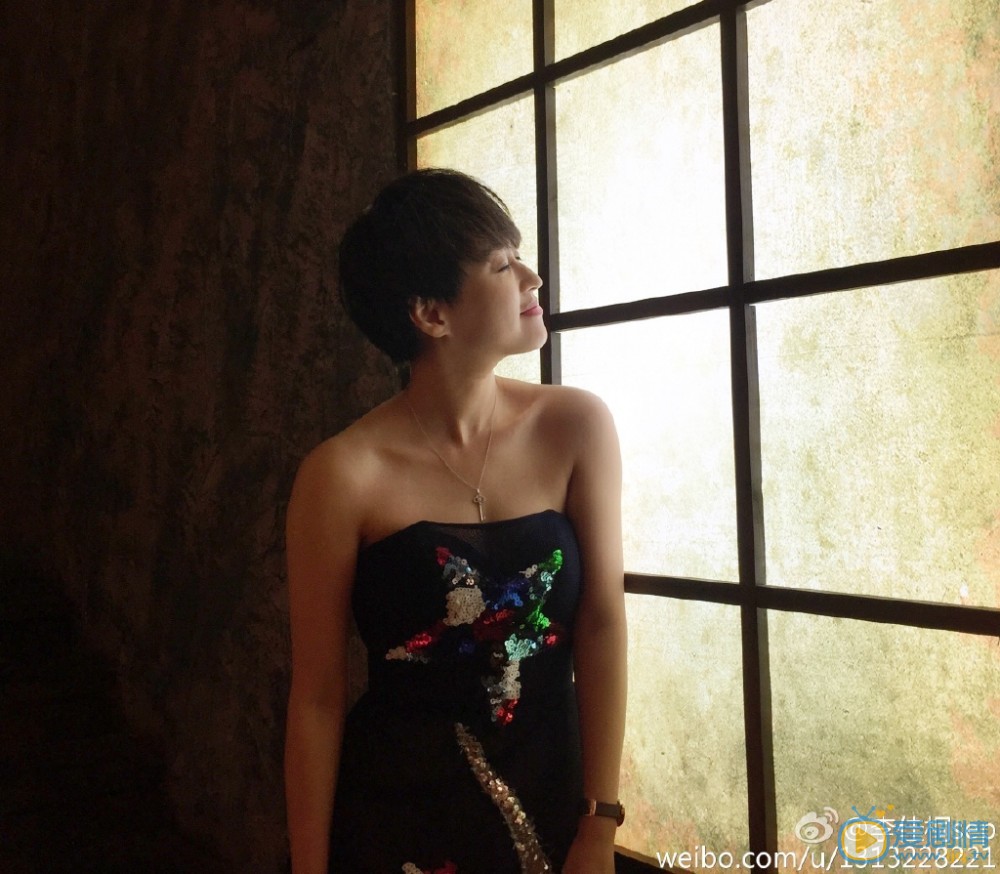 李佳桐时尚街拍 李佳桐高清写真_李佳桐高清剧照