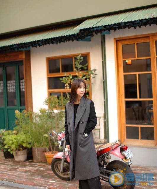 李菲儿秋色街拍 李菲儿高清写真_李菲儿高清剧照