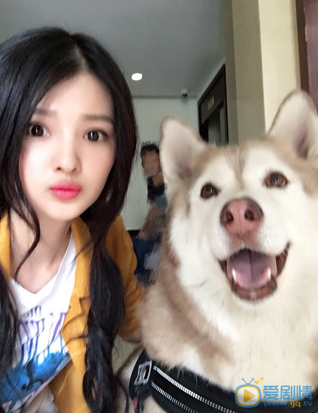 张潘靓子卖萌照 张潘靓子高清写真_张潘靓子高清剧照