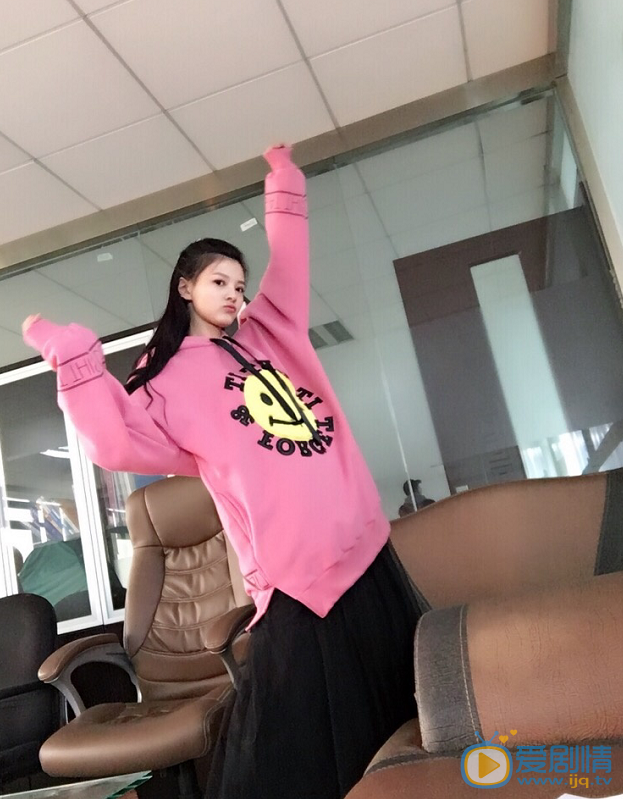 张潘靓子卖萌照 张潘靓子高清写真_张潘靓子高清剧照