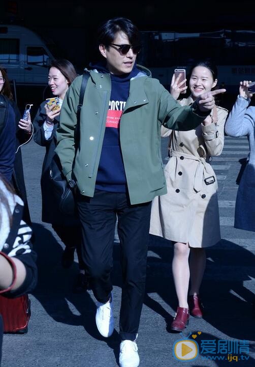 靳东机场照 靳东高清写真_靳东高清剧照