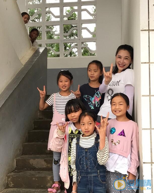 孔维公益活动照 孔维高清写真_孔维高清剧照