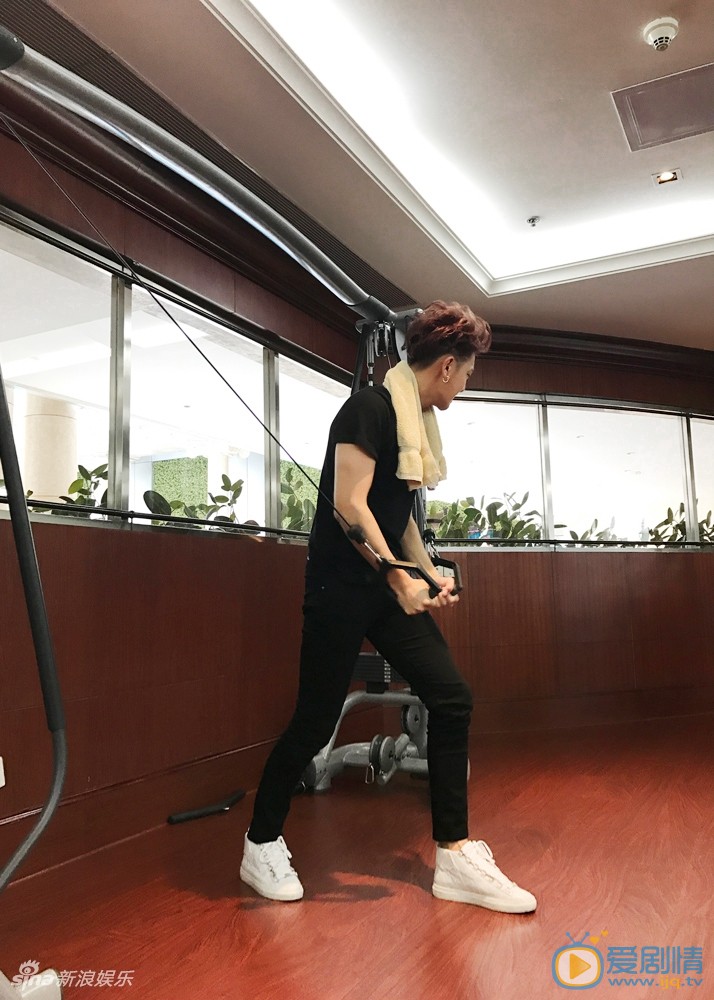 黄子韬运动健身照 黄子韬高清写真_黄子韬高清剧照