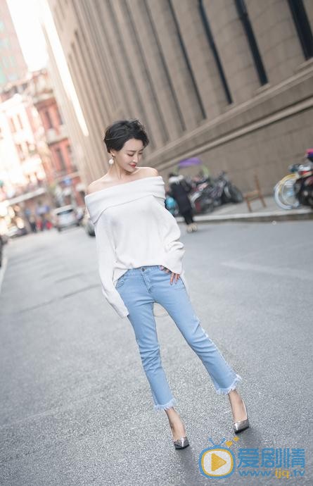 杨菲洋春意街拍 杨菲洋高清写真_杨菲洋高清剧照