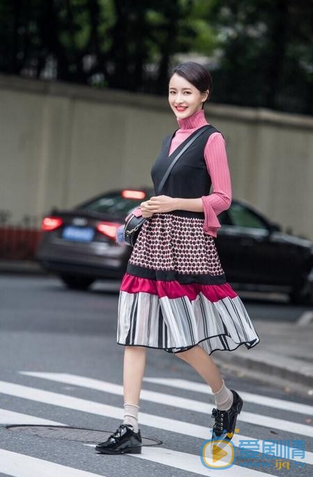 杨菲洋春意街拍 杨菲洋高清写真_杨菲洋高清剧照