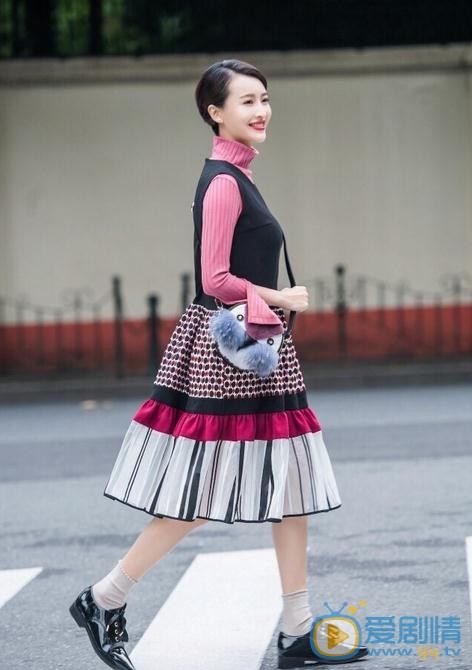 杨菲洋春意街拍 杨菲洋高清写真_杨菲洋高清剧照