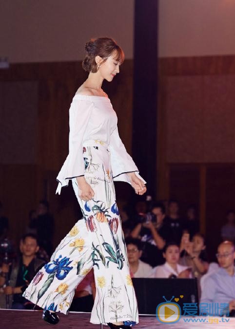 练束梅活动照 练束梅高清写真_练束梅高清剧照