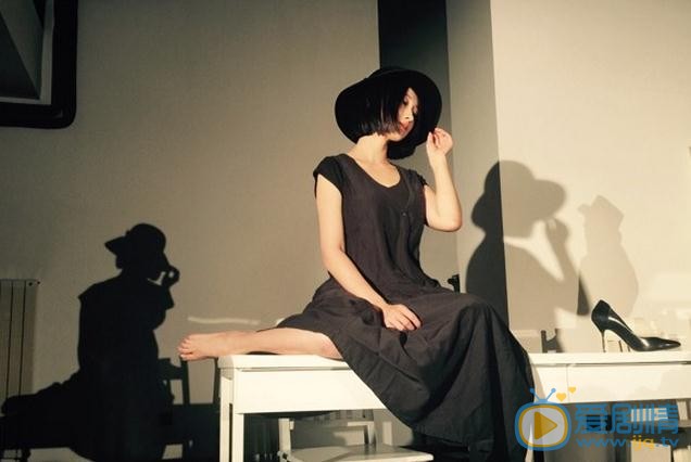 练束梅《我的妹妹安娜》话剧照 练束梅高清写真_练束梅高清剧照