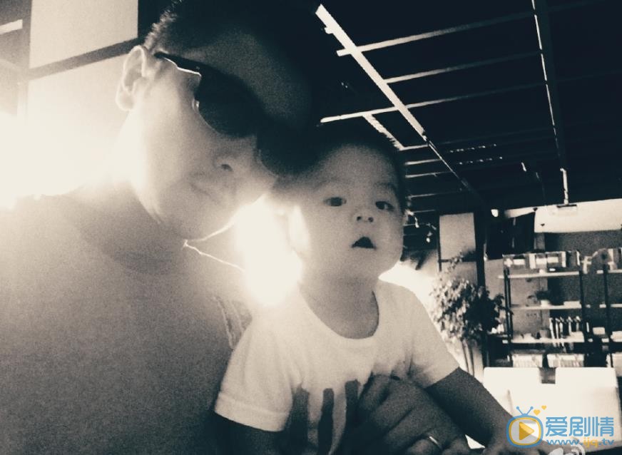 保剑锋亲子照、全家福 保剑锋高清写真_保剑锋高清剧照