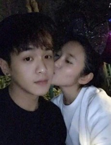 张若昀微博告白唐艺昕公开恋情 低调六年终于撒了把狗粮
