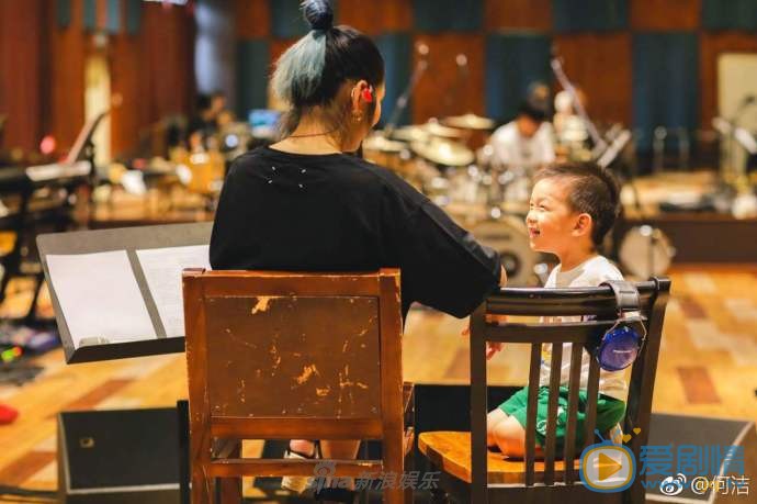 何洁儿子合照 何洁高清写真_何洁高清剧照