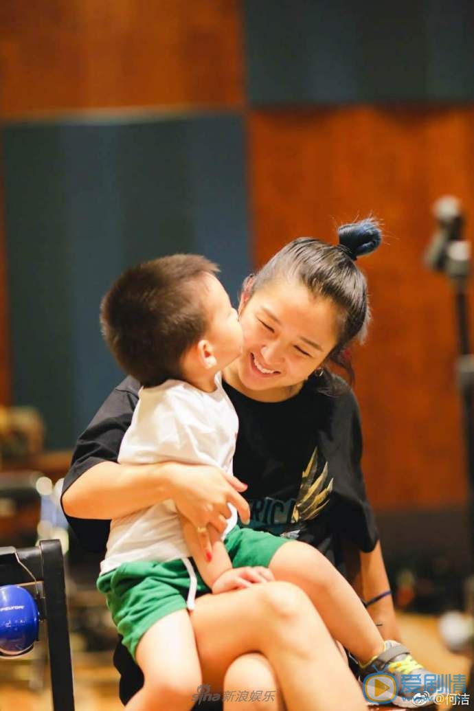 何洁儿子合照 何洁高清写真_何洁高清剧照