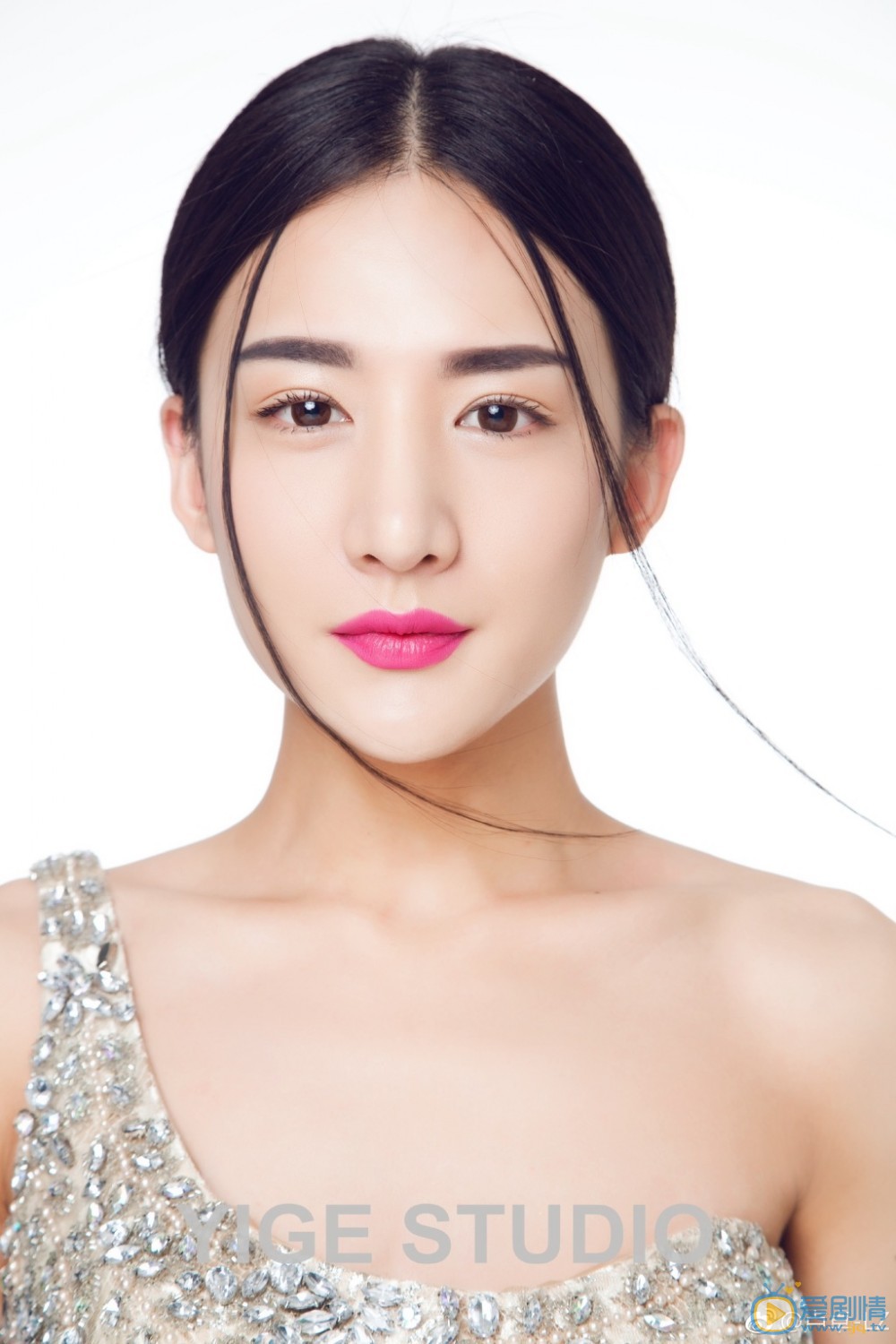 卢卓长发女装照 卢卓高清写真_卢卓高清剧照