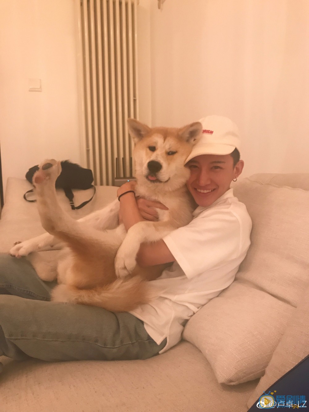 卢卓萌宠合照 卢卓高清写真_卢卓高清剧照