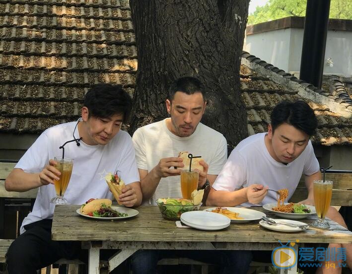  雷佳音出柜李光洁是真的吗？雷佳音出柜了吗？雷佳音和李光洁、郭京飞是什么关系？