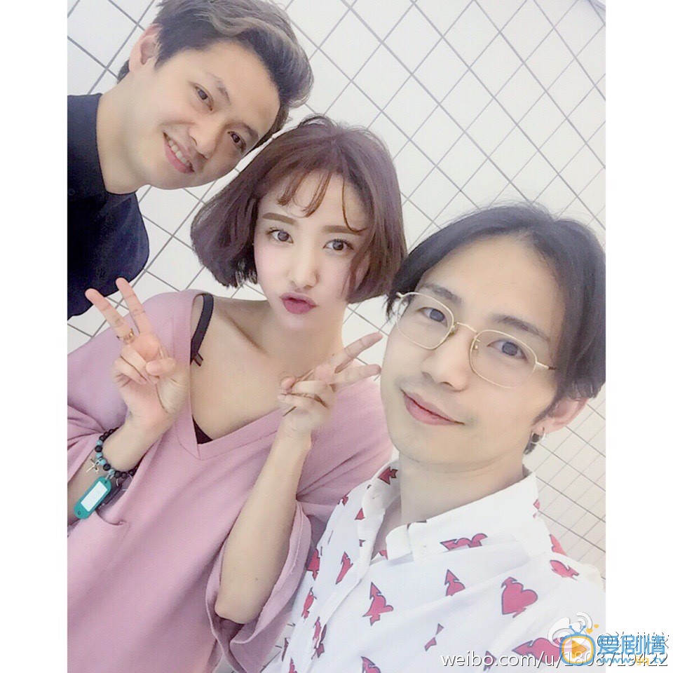 许芳铱与人合照 许芳铱高清写真_许芳铱高清剧照