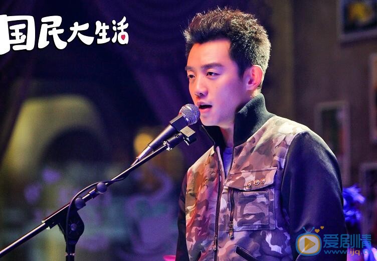 国民大生活爆人物角色剧照 郑恺袁姗姗深陷爱情纠葛 电视剧《国民大生活》全新曝光了4张主题人物剧照,剧照中王舒望(郑恺饰演)深情款款、陆露(袁姗姗饰演)眷恋不舍、淳于秋(朱孝天饰演)表情意味深长,而马丝丝(小刘佳饰演)一脸势在必得,每个人仿佛都有心事。 在之前曝光的片花中王舒望和陆露在泰国相识相恋,回到国内两人的婚姻不仅遭到双方父母的阻挠反对,渴望通过作品再度走红的大明星淳于秋,伶俐鬼马的时尚买手店主马丝丝,在王舒望与陆露之间不断掀起爱情的惊涛骇浪,四个人在情感和事业的斡旋中奋力挣扎,王舒望与陆露因种种误会渐行渐远。