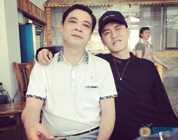 宁桓宇与人合照 宁桓宇高清写真_宁桓宇高清剧照