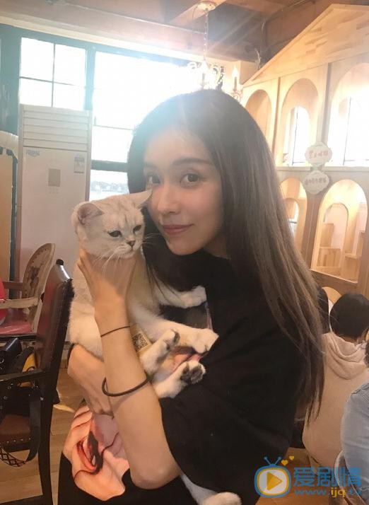刘倩妤与宠物合照 刘倩妤高清写真_刘倩妤高清剧照