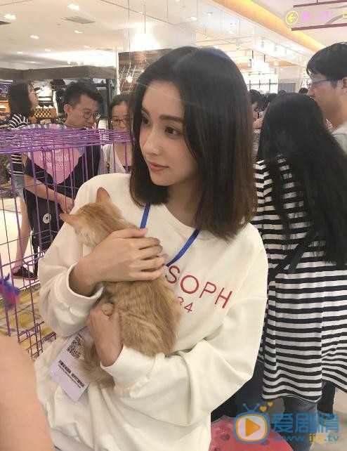 刘倩妤与宠物合照 刘倩妤高清写真_刘倩妤高清剧照