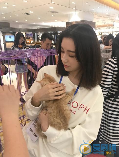 刘倩妤与宠物合照 刘倩妤高清写真_刘倩妤高清剧照