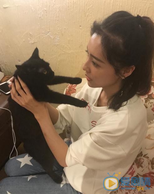 刘倩妤与宠物合照 刘倩妤高清写真_刘倩妤高清剧照
