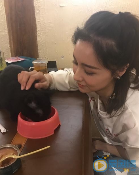 刘倩妤与宠物合照 刘倩妤高清写真_刘倩妤高清剧照