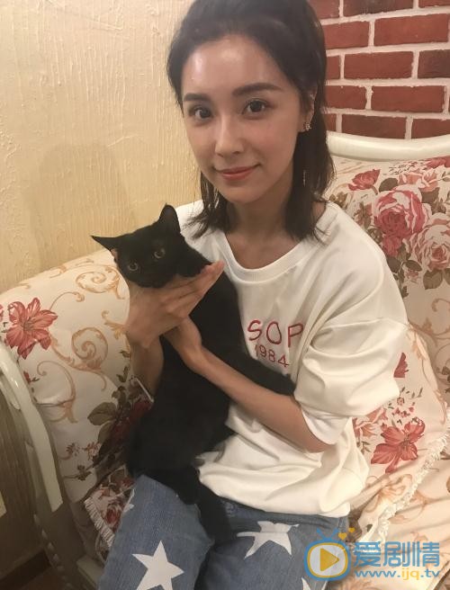 刘倩妤与宠物合照 刘倩妤高清写真_刘倩妤高清剧照