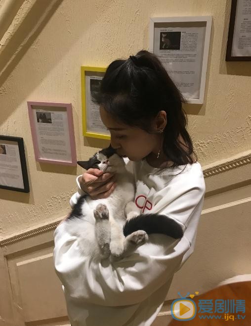刘倩妤与宠物合照 刘倩妤高清写真_刘倩妤高清剧照