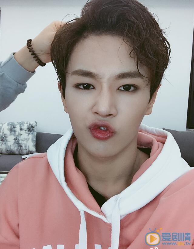 李汶翰卖萌照 李汶翰高清写真_李汶翰高清剧照