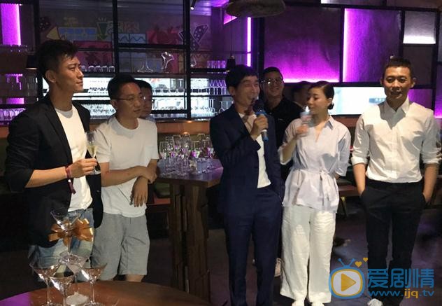 郑奇与人合照 郑奇高清写真_郑奇高清剧照