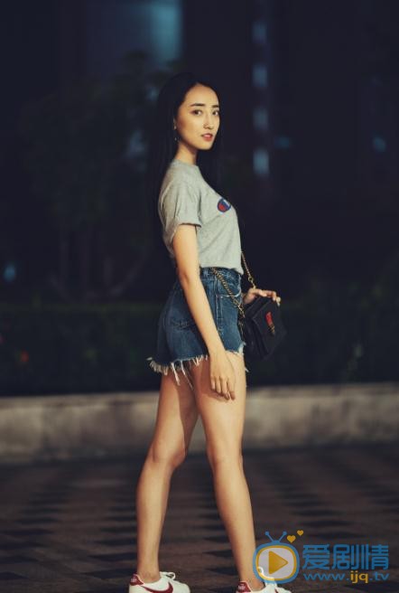 曲凌子夜色街拍 曲凌子高清写真_曲凌子高清剧照